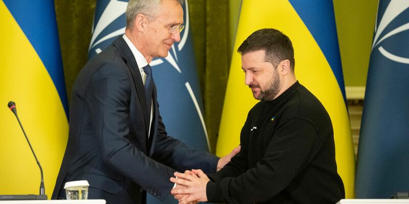 Shakehands: Nato-Generalsekretär Jens Stoltenberg (l.) und der ukrainische Präsident Wolodymyr Selenskyj. - Foto: Efrem Lukatsky/AP/dpa