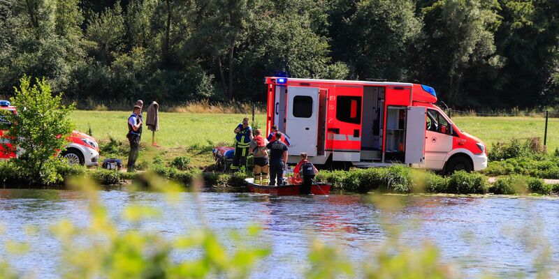Einsatzkräfte der Feuerwehr, der Polizei und der DLRG sind auf der Suche nach dem Kind in der Ruhr. - Foto: Justin Brosch/dpa