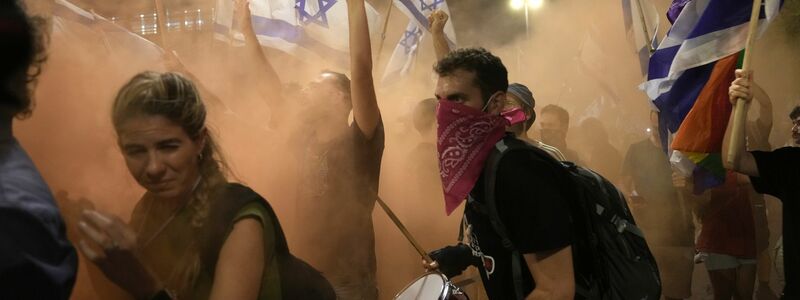 Mit Trommeln und Flaggen: Israelis demonstrieren gegen die Regierungspläne zur Überarbeitung des Justizsystems. - Foto: Mahmoud Illean/AP/dpa