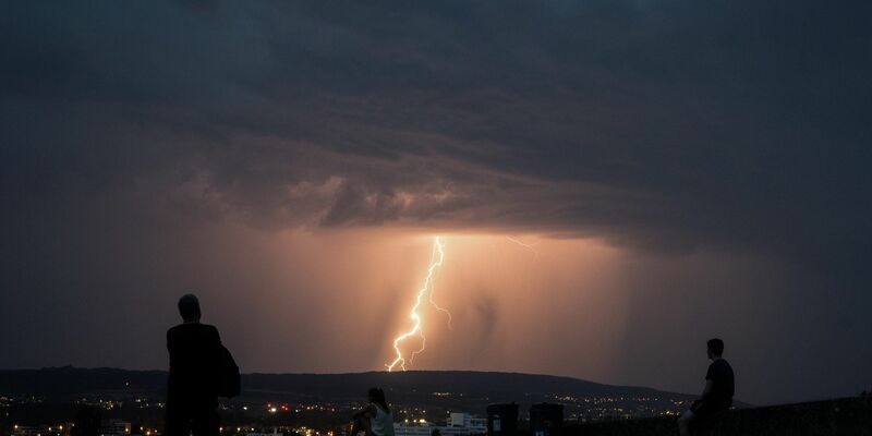 Eine heraufziehende Gewitterfront über Konstanz. - Foto: Sebastian Gollnow/dpa