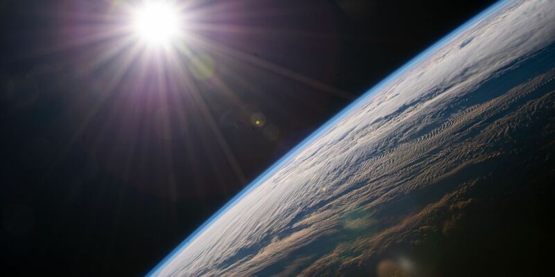 Die Sonne scheint über dem Horizont der Erde, während die Internationale Raumstation über der kanadischen Provinz Quebec kreist. - Foto: NASA/dpa