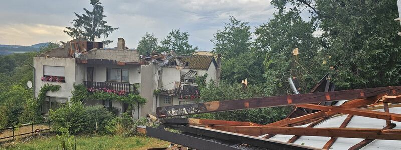 Blick auf stark beschädigte Hausdächer im saarländischen Asweiler. - Foto: BeckerBredel/dpa