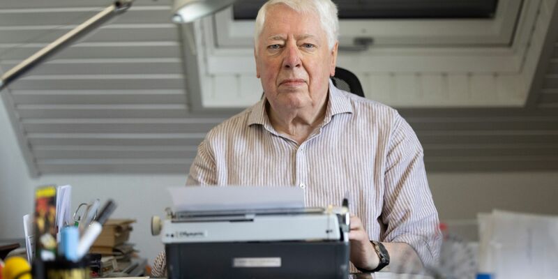 Helmut Rellergerd tippt seine Geschichten auf einer Schreibmaschine. - Foto: Thomas Banneyer/dpa