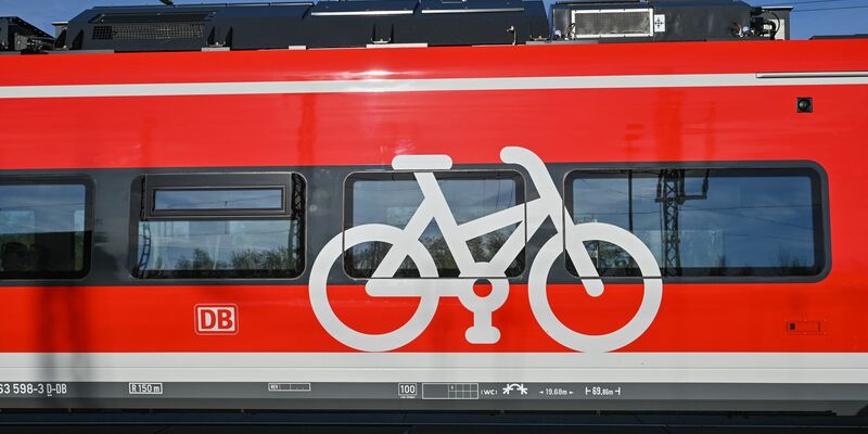 Erneut ist ein Regionalzug der Deutschen Bahn mit einigen Hundert Fahrgästen liegen geblieben (Archivbild). - Foto: Patrick Pleul/dpa