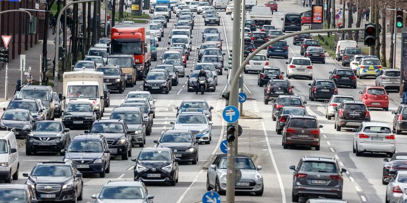Dichter Verkehr auf der Ludwig-Erhard-Straße in Hamburg. - Foto: Markus Scholz/dpa