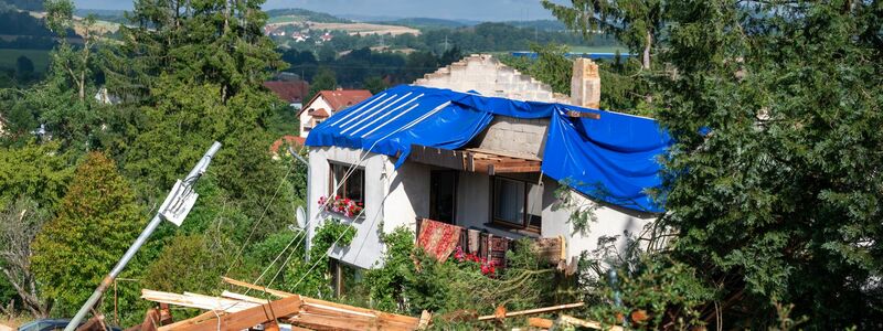 Ein schwer beschädigtes Haus, dessen Dach von einem Sturm abgedeckt wurde,  in Asweiler im Saarland. - Foto: Harald Tittel/dpa