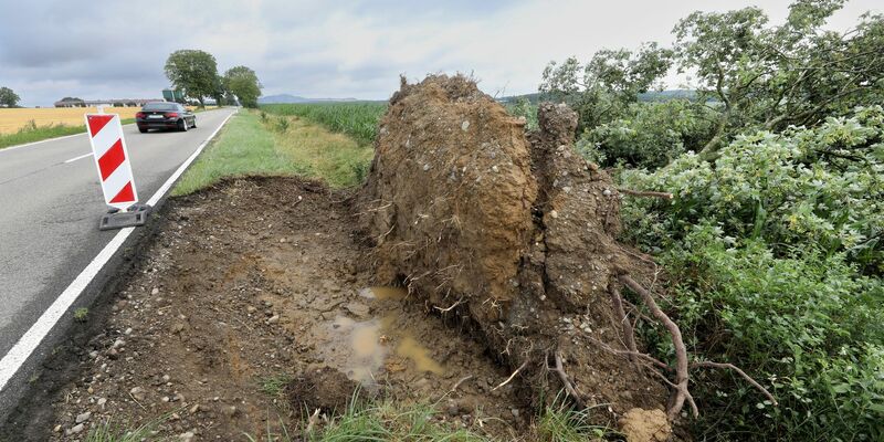 Einsatzkräfte der Feuerwehr pumpen nach einem Unwetter einen Keller in Veringenstadt leer. - Foto: Thomas Warnack/dpa