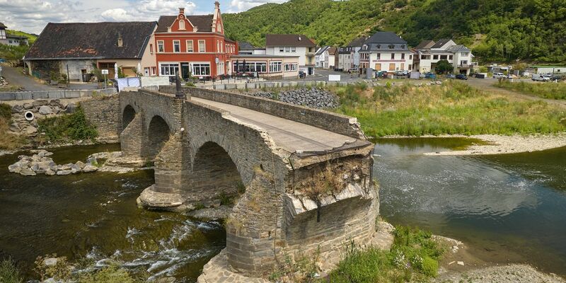 Zwei Jahre nach der Flutkatastrophe: die Reste der zerstörten Nepomukbrücke an der Ahr. - Foto: Thomas Frey/dpa