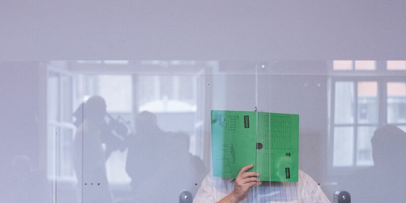 Der angeklagte katholische Pfarrer sitzt im Prozess wegen Untreue und Geldwäsche in einem Saal des Amtsgerichts. Er muss sich wegen gewerbsmäßiger Untreue in 145 Fällen verantworten. - Foto: Rolf Vennenbernd/dpa