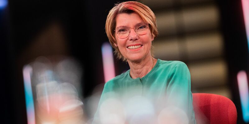 Bettina Böttinger nimmt gut gelaunt Abschied vom «Kölner Treff». - Foto: Rolf Vennenbernd/dpa