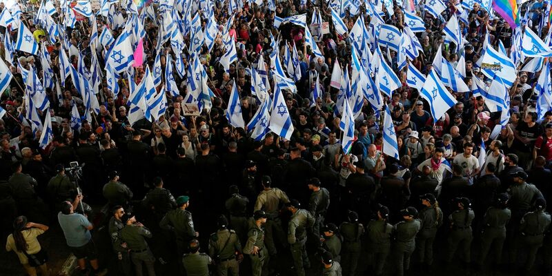 Israelis protestieren gegen die Pläne der Regierung von Ministerpräsident Benjamin Netanjahu, das Justizsystem zu reformieren. - Foto: Ariel Schalit/AP/dpa
