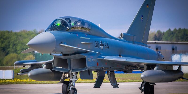 Ein Kampfjet Eurofighter der Bundeswehr auf dem Fliegerhorst Laage. - Foto: Jens Büttner/dpa