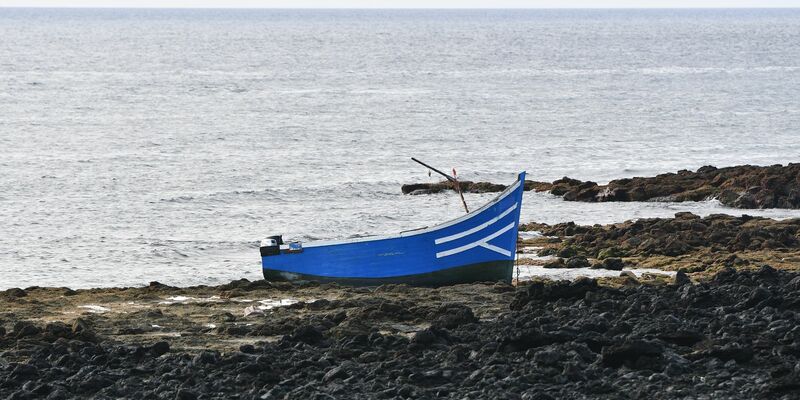 Ein von Flüchtlingen verlassenes Boot an einem Strand in Spanien. (Symbolbild). - Foto: Europa Press/EUROPA PRESS/dpa