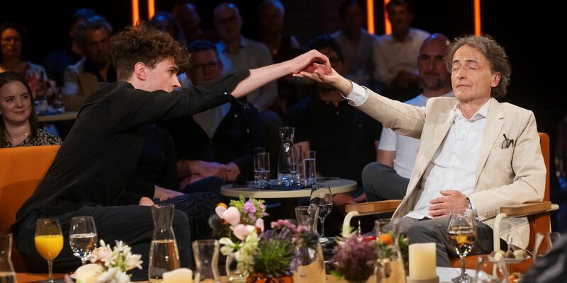 Mentalist Timon Krause (l) hypnotisiert Gastgeber der Radio Bremen-Talkshow Giovanni di Lorenzo in der Radio Bremen-Talkshow 3nach9 live im Studio. - Foto: Matthias Hornung/Radio Bremen/dpa