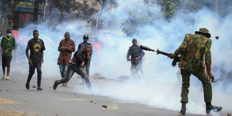 Zusammenstoß im Mathare-Viertel in Nairobi: Steine werfende Demonstranten und Polizisten, die Tränengas abfeuern. - Foto: AP/dpa