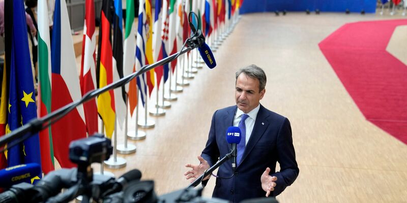 Der griechische Ministerpräsident Kyriakos Mitsotakis steht in Brüssel Medienvertretern Rede und Antwort. - Foto: Virginia Mayo/AP/dpa
