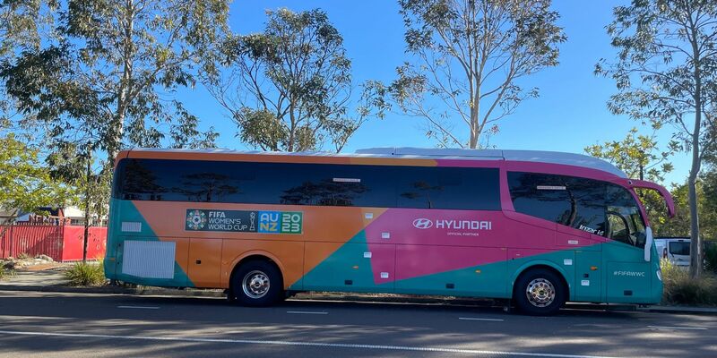 Der Teambus der deutschen Mannschaft steht vor dem Teamhotel Mercure Kooindah Waters. - Foto: Michelle Ostwald/dpa