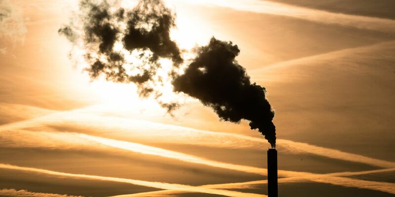Schornstein des Hauptklärwerks Stuttgart-Mühlhausen. - Foto: Christoph Schmidt/dpa