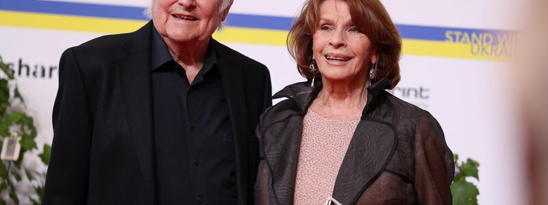 Senta Berger und ihr Ehemann Michael Verhoeven bei der Verleihung des Deutschen Filmpreises 2023. - Foto: Gerald Matzka/dpa