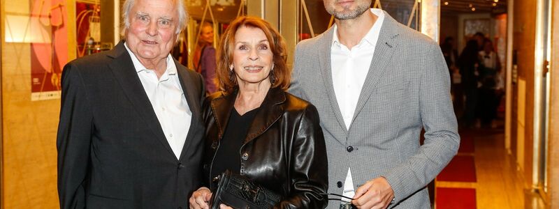 Michael Verhoeven (l), Senta Berger und  Simon Verhoeven bei der Verleihung des Ernst-Lubitsch-Preises. - Foto: Gerald Matzka/dpa