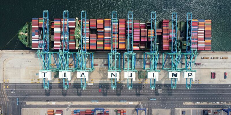 Frachtschiff am Containerterminal des Tianjiner Hafens. - Foto: Zhao Zishuo/XinHua/dpa