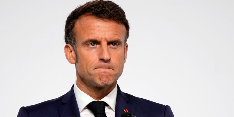 Emmanuel Macron, Präsident von Frankreich, spricht bei einer Pressekonferenz zum Abschluss eines Klima- und Armutsgipfels. - Foto: Lewis Joly/AP Pool/AP/dpa