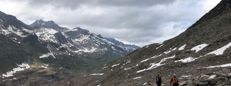 Wanderer in den Ötztaler Alpen nahe dem Gurgler Ferner. Einst war das Gebiet vergletschert. - Foto: Ute Wessels/dpa