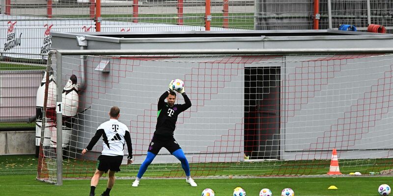 Bayerns Torwart Manuel Neuer (r) nimmt am Trainingsauftakt des FC Bayern teil. - Foto: Felix Hörhager/dpa