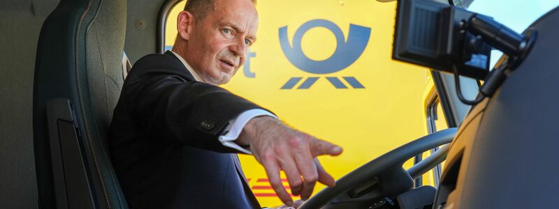 Bundesverkehrsminister Volker Wissing in einem elektrisch angetriebenen Lastwagen. - Foto: Soeren Stache/dpa