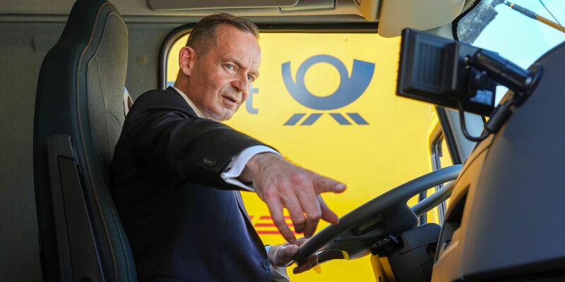 Bundesverkehrsminister Volker Wissing in einem elektrisch angetriebenen Lastwagen. - Foto: Soeren Stache/dpa
