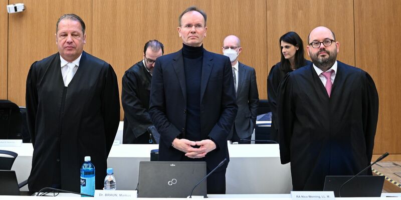 Der frühere Wirecard-Vorstandschef Markus Braun (M.) zwischen seinen Anwälten Alfred Dierlamm (l.) und Nico Werning. - Foto: Angelika Warmuth/dpa