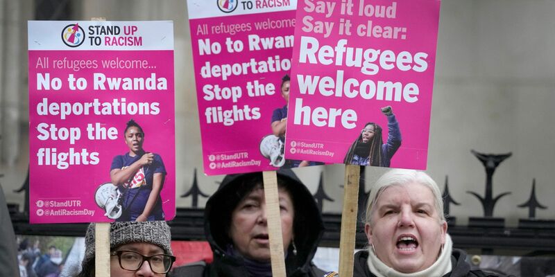 Aktivisten setzen sich gegen die Abschiebung nach Ruanda ein. - Foto: Kirsty Wigglesworth/AP/dpa