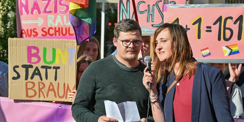 Der Lehrer Max Teske und seine Kollegin Laura Nickel haben einen Brandbrief über rechtsextreme Vorfälle an ihrer Schule veröffentlicht. - Foto: Patrick Pleul/dpa