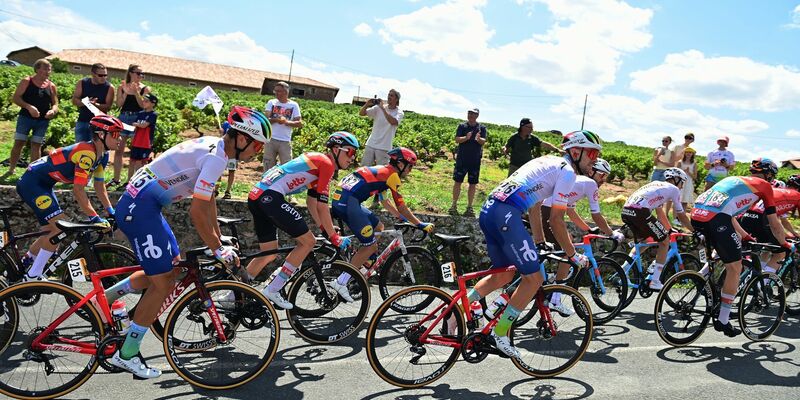 Das Fahrerfeld während der zwölften Etappe. - Foto: Pete Goding/Belga/dpa