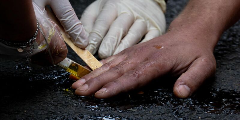 Ob sich die Klimaaktivisten der Gruppe «Letzte Generation» bald wieder an die Straße kleben werden? - Foto: Hendrik Schmidt/dpa