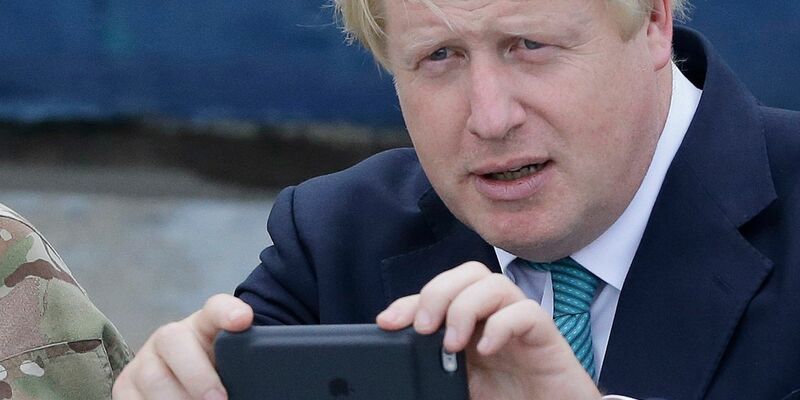 Boris Johnson muss sich an den Zugangscode für sein Handy erinnern. - Foto: Sunday Alamba/AP/dpa