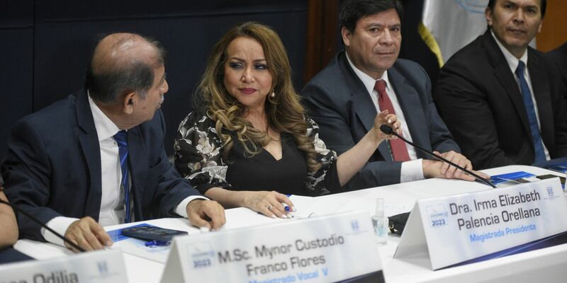 Richter des Obersten Wahltribunals schickten die Kandidaten Torres und Arévalo in die Stichwahl in Guatemala. - Foto: Wilder Lopez/AP