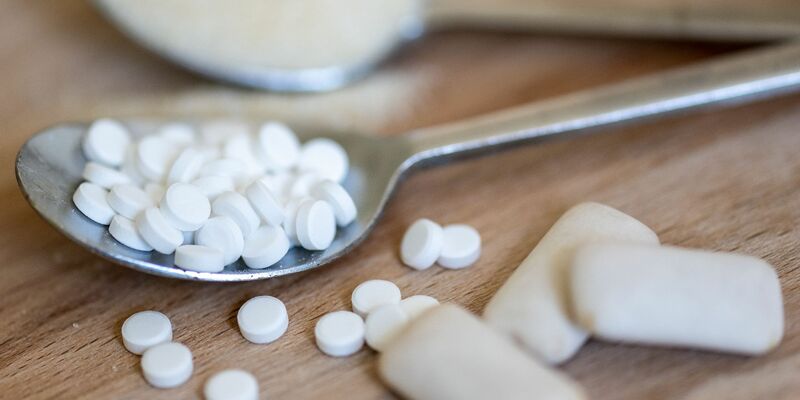 Aspartam kann unter Umständen Krebs auslösen - dürfte in den üblichen konsumierten Mengen aber kein Problem darstellen. - Foto: Hendrik Schmidt/dpa