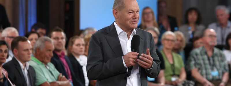 Bundeskanzler Olaf Scholz (SPD) ging in Füssen mit Bürgerinnen und Bürgern ins Gespräch. - Foto: Karl-Josef Hildenbrand/dpa