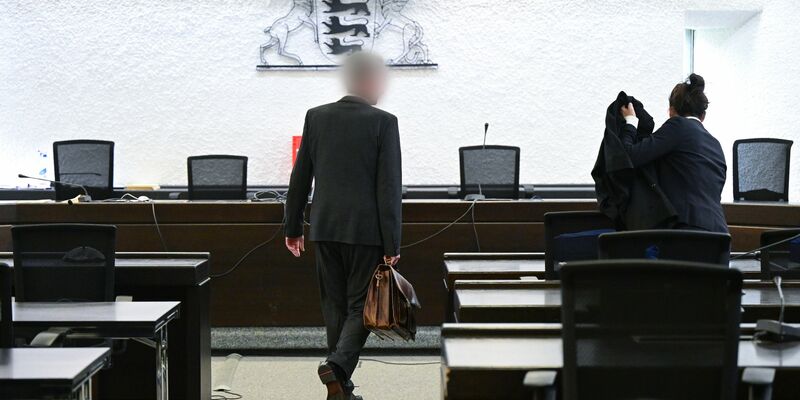 Der Angeklagte im Prozess um sexuelle Nötigung betritt den Gerichtssaal. - Foto: Bernd Weißbrod/dpa