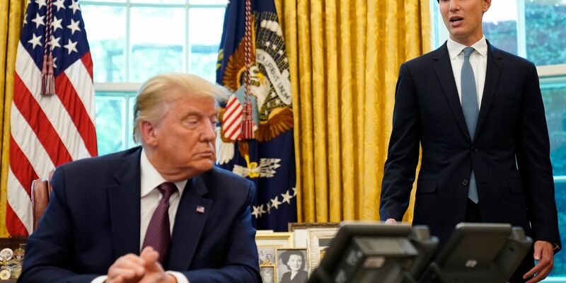 Jared Kushner mit dem damaligen US-Präsidenten Donald Trump, der auch sein Schwiegervater ist, im Oval Office des Weißen Hauses. - Foto: Andrew Harnik/AP/dpa