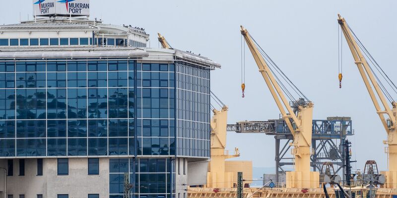 Am mecklenburgischen Hafen Mukran soll ein LNG-Terminal entstehen. - Foto: Stefan Sauer/dpa