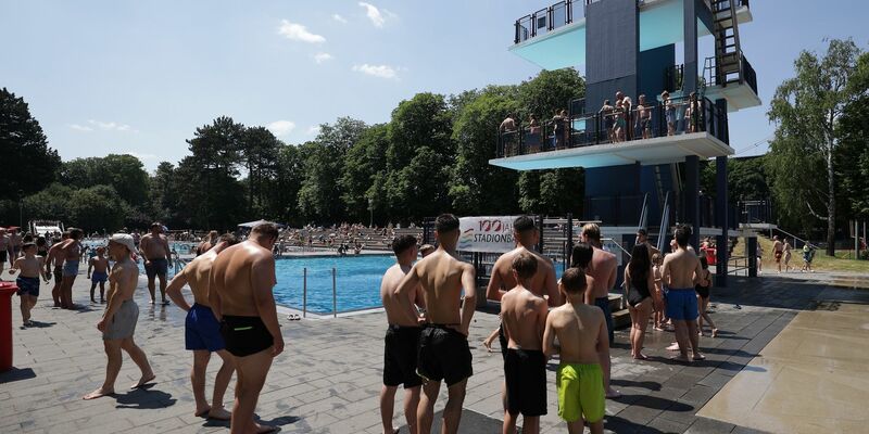 Eine Schlange vor dem Sprungturm: Der Andrang bei Hitze ist im Freibad für gewöhnlich groß. - Foto: David Young/dpa