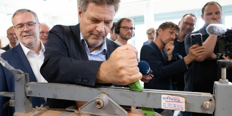Wirtschaftsminister Robert Habeck während eines Besuchs in einem  Dachdeckerbetrieb in Sachsen. - Foto: Sebastian Kahnert/dpa
