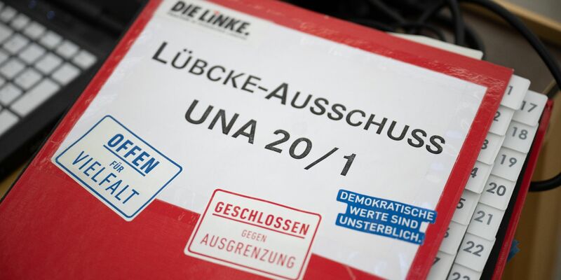 Die sechs Fraktionen im hessische Landtag haben teils unterschiedliche Schlüsse aus der Arbeit des 15-köpfigen Untersuchungsausschusses im Fall Lübcke gezogen. - Foto: Sebastian Christoph Gollnow/dpa