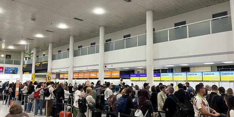 Passagiere in Warteschlangen am Flughafen Gatwick im South Terminal. - Foto: Stephen Jones/PA/dpa