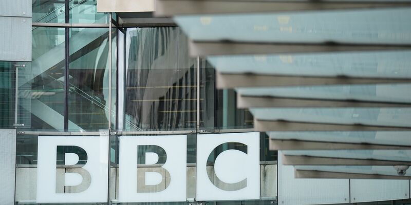 Blick auf das BBC-Gebäude in London: Mit einem Podcast versucht der Sender, dem Street-Art-Künstler Banksy auf die Spur zu kommen. - Foto: James Manning/PA Wire/dpa