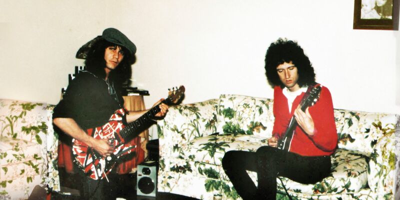 Die Gitarristen Brian May (r) und Eddie Van Halen im April 1983. - Foto: Phil Chen/Promoteam/dpa