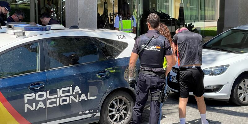 Ein Verdächtiger wird von der Polizei zu einem Hotel gebracht, wo es zu einem sexuellen Übergriff gekommen sein soll. - Foto: Ingo Wohlfeil/dpa