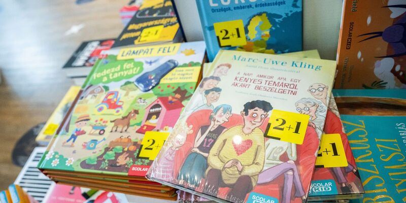 Ein Aufklärungsbuch des deutschen Autors Marc-Uwe Kling wurde aufgrund des ungarischen Kinderschutzgesetzes in Folie verpackt (Symbolbild). - Foto: Marton Monus/dpa